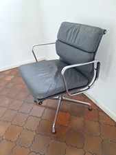 vitra Eames Alu Chair EA 207  Soft Pad Chair, hellgrau aus Leder