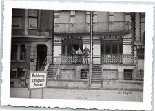 Brügge 1942 - Wehrmacht Soldaten vor Kantine Haus - Belgien - WK2 Foto 9x6cm