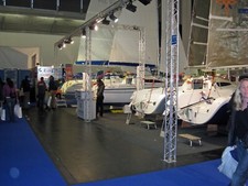 Messestand mit ATC Vierkant Traversen und kompletter Beleuchtung