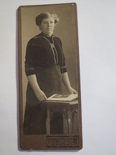 Schleswig - stehende junge Frau im Kleid - Portrait / CDV