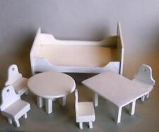 für alte Puppenstube • Bett • 2 Tische und Stühle •    