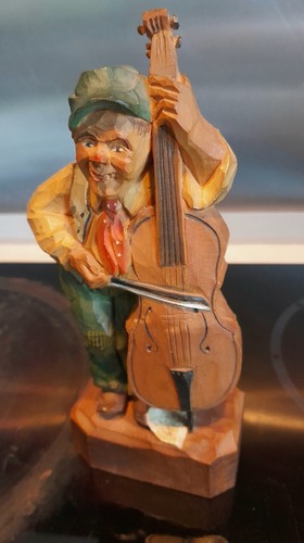 Uralte schnitzerei musiker - schnitzerei,