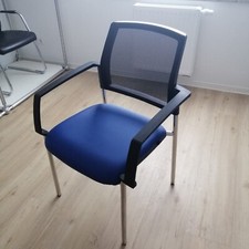 Wagner Besucherstuhl mit Armlehne Vierfuß Meeting 10 blau 