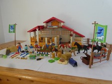 Playmobil:  Reiterhof mit 3 Pferdeboxen und Hofladen, 4 Pferden, Zubehör (4190)
