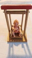 Kleine Puppenschaukel aus Holz Erzgebirge   mit einer niedlichen Puppe von Edi !
