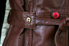 ETIENNE AIGNER DAMEN ECHT LEDER FEST JACKE TRENCHCOAT LOGO GÜRTEL DUNKELROT 36 