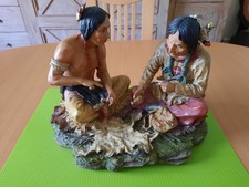 2 sitzende Indianer Figuren im Gespräch, Western Deko