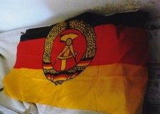 Unbenutztes Fahnentuch der DDR mit Haltebändern für Fahnenstange - Maße erfragen