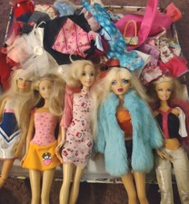 Barbie Konvolut, 5 Puppen, Kleidung und Zubehör 