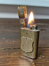 Seltenes Vintage Erster Weltkrieg/Zweiter Messing Graben Art Benzinfeuerzeug mit Abzeichen in funktionsfähiger Reihenfolge