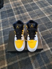 Jordan 1 University Gold MID