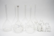 Labor Konvolut, Laborglas Konvolut, Flaschen, Kolben Gläser, Pipettenständer