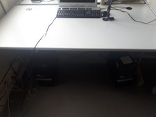 schreibtisch grau, mit Kabeldurchführung links und rechts. 