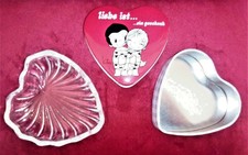 herzförmige Blechdose mit Deckel und kleine Glasschale in Herzform