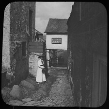 DAME AUSSERHALB DER KEIGWIN ARME MAUSLOCH CORNWALL C1900 FOTO Magic Latern Rutsche