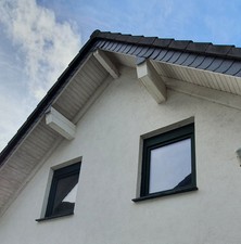 2 Veka-Fenster mit Dreifachverglasung, Farbe außen: tannengrün matt, innen: weiß