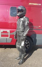 Motorradausrüstung Damen: zweiteilige Lederbekleidung, Helm,Handschuh,Nierengurt