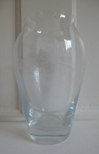 Klarglas Blumenvase mit Blumenkorb Design graviert arount it ~ 16 cm hoch