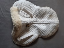 Lammfell Sattelpad,, weiß, Gr.WB  von Loesdau