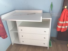 wickelkomode und Kinderbett