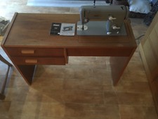 Nähmaschine mit Holztisch, Pfaff