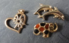 3 hübsche Schmuckstücke Anhänger Herz und Broschen Delphine und Elefant für Kind