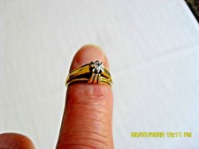 GOLDRING  MIT  KLEINEN  EDELSTEINEN----RING IST MIT 585ER GOLD GESTEMPELT-