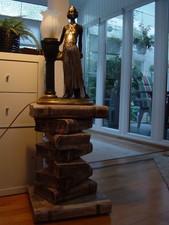 BIETE EINE SEHR ALTE TISCHLAMPE/MIT SOCKEL AUS ERBMASSE AN.