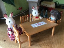 sylvians familie Esstisch, drei Stühlen, Kindesitz, Mama u. Papa Hase, Igelkind