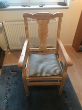 Stuhl mit Armlehnen aus amerikanischer Pinie