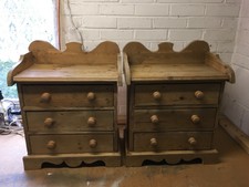 Paar antike massive Kiefernbetten