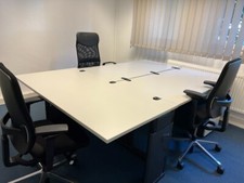 Büro Möbel / Konferenztisch mit  hochwertigen Stühlen/ Schränke