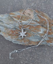 Halskette mit Schneeflocken Anhänger XMas Weihnachten-Look Strass Steinchen 