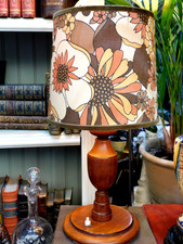 Vintage Retro Lampe / mit gedrehter Teakholzbasis & Retro Blumenschirm / orange & braun