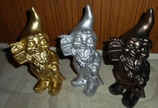 3 Gartenfiguren: drei niedliche Zwerge in gold, silber und bronze aus Kunststoff