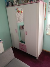 Kinderzimmerschrank weiß und rosa