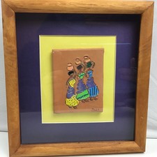 Handgefertigte signierte Tonfliese montiert und gerahmt in tiefen Rahmen.