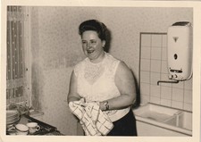 Vintage Foto Frau bei der Küchenarbeit Momentaufnahme-2