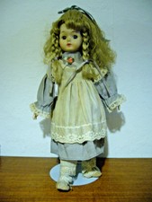 Porzellanpuppe, Sammlerpuppe mit Ständer ca. 35 cm hoch