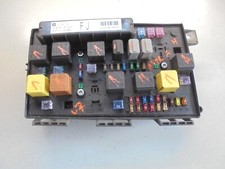 Opel Astra H 1.7 CDTi BJ05 Sicherungskasten Relaiskasten Vorne 13191132FJ + Code
