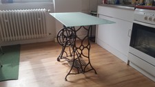kleiner Tisch gebraucht Nähmaschinenuntergestell mit Glasplatte
