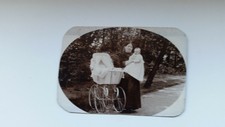 Foto 166K8236 Dame mit Kleinkind schicker Kinderwagen ca.1910er ca.7x10cm