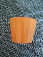 Schöner kleiner orangener Blumentopf Übertopf Pflanzen Dekoration Accessoire 