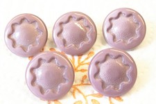 7 Vintage (unbenutzt) Lila/Lavendel Glasknöpfe mit einem 'Stern' Muster oben