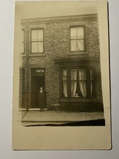 POSTED VINTAGE POSTKARTE - DAMEN AN VORDERTÜR TERRASSENHAUS (KK838)