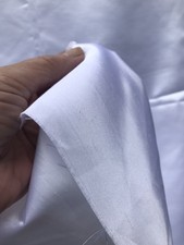 Elfenbein Weiß Satin Stoffrest 2.4m x1.1m breit Plus extra leichte Streifen (106)