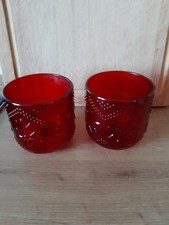 2 rote Glasteelichter m. plastischen Sternenmuster