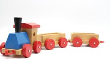 Eisenbahn aus Holz für Kleinkinder Eine Lok und zwei Wagen