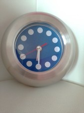 Wanduhr rund, Quartz, neuwertig, Metall, blau