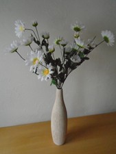 ELEGANTE SCHMALE VASE BEIGE KERAMIK MIT KUNSTBLUMEN MARGERITEN 31 CM HOCH 